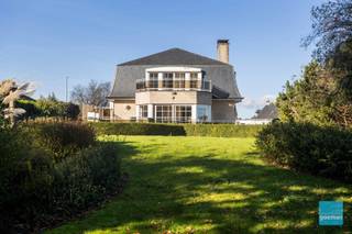 TE KOOP IN HOFSTADEWelkom in deze prachtige en unieke villa uit 1992 gelegen in Hofstade, met een adembenemend uitzicht op de natuur. Deze woning...