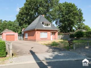<p><strong>Woning op een perceel van 649 m²</strong></p>
<p>Op zoek naar een woning die u volledig naar eigen smaak kunt renoveren? Deze woning is rustig gelegen op een perceel van <strong>649 m²</strong> en biedt tal van mogelijkheden.</p>
<p><strong>Troeven:</strong></p>
<ul><li>Rustige ligging</li><li>
<p>Perceel van 649 m²</p>
</li><li>
<p>3 slaapkamers</p>
</li><li>
<p>Vrijstaande garage</p>
</li><li>Tuin met potentieel</li></ul>
<p><strong>Extra informatie:</strong></p>
<ul><li>Stookolietank buiten gebruik gesteld (momenteel geen verwarming)</li><li>In 2014 werden alle ramen vervangen door PVC-ramen met HR-glas</li><li>EPC-label F - volgens het EPC, het isoleren van het dak volstaat om een EPC-label D te behalen</li></ul>
<p>Indeling: zie bijlage<br /><br />Neem vandaag nog contact op voor een bezoek.<br /><br />JOUW DROOMHUIS. ZO GEVONDEN!</p>