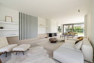 Deze prachtige nieuwbouwvilla in een rustige, residentiële wijk is ontworpen door architect Wim Baekelandt (ARCHITEKTEN BURO). De woning...