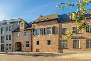 <p><span>Welkom bij dit prachtige familiehuis in Beerzel, een waar juweel dat perfect geschikt is voor wie zoekt naar ruimte, comfort en stijl. Dit imposante woonpand herbergt tevens een royale praktijkruimte op een perceel van 915 vierkante meter, wat volop mogelijkheden biedt om wonen en werken te combineren op 1 plek.</span></p><p><span> </span></p><p><span>Stap binnen en ontdek de ruime, licht leefruimte met parketvloer en gezellige haard. Er is ruimte voor een zithoek, eetplaats en bureau. De moderne keuken is voorzien van alle nodige apparatuur en kwalitatief werkblad, ideaal voor wie graag kookt. Ook hier kan je gezellig tafelen met het hele gezin!</span></p><p><span> </span></p><p><span>Het huis beschikt over maar liefst vier slaapkamers en twee badkamers! Die zijn stijlvol afgewerkt met moderne sanitair, wat garant staat voor dagelijks comfort en well-being. Overal in huis vindt u doordachte details en kwalitatieve afwerkingen.</span></p><p><span> </span></p><p><span>De architectuur is van de hand van Willy Bens en straalt een elegante authenticiteit uit, met traditionele elementen die harmonieus gecombineerd zijn met moderne voorzieningen.</span></p><p><span> </span></p><p><span>De praktijkruimte aan straatzijde bestaat uit een wachtplaats, bureel, toilet, therapiezaal en oefenruimte. Uitbreiding van de praktijk of extra kantoorruimte is mogelijk via het achtergelegen bijgebouw. Of u gebruikt het als atelier of zorgwoning!</span></p><p><span> </span></p><p><span>Buiten wacht u een schitterend tuinlandschap met een ruim gazon, hagen en aangename zitplekken.</span></p><p><span>Het dakterras sluit aan op living en keuken en is een zonnige plek, heerlijk om er te relaxen!</span></p><p><span> </span></p><p><span>Een ruime garage vinkt nog een laatste puntje af!</span></p><p><span>De tuin komt achteraan uit in de Jozef Weynsstraat, wat nog mogelijkheden biedt om vanuit die straat te bouwen op het achtergelegen deel van het perceel.</span></p><p><span> </span></p><p><span>Dit huis combineert het beste van beide werelden: een voornaam karakter dat getuigt van geschiedenis, doch volledig aangepast aan modern wooncomfort. Het straalt warmte en karakter uit! Een echte aanwinst voor wie droomt van een ruime gezinswoning, al dan niet met praktijk of kantoren, in een rustige en welgestelde omgeving van Beerzel. Interesse? Contacteer ons via 0479/0.01.01!</span></p>