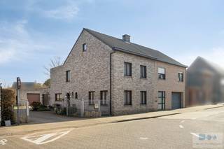 Op een centrale toplocatie te Kessel, bevindt zich deze goed onderhouden gezinswoning op mooi perceel van 671 m².Deze verrassend ruime HOB is gelegen...
