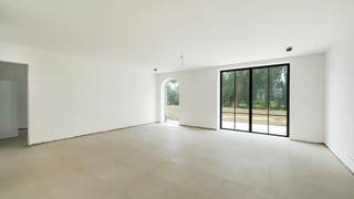 <span>Gelegen in het landelijke Lapscheure, een deelgemeente van Damme, bevindt dit woonproject zich in een rustige en landelijke omgeving. Het erf grenst aan de kerk van Lapscheure en aan drie monumentwoningen die worden gerestaureerd. De combinatie van het rustig landelijke karakter van het dorp, samen met de vlotte bereikbaarheid naar de centrumsteden, Damme en Knokke-Heist, maakt deze ligging zo aantrekkelijk.<br /><br /><strong>Woning 2</strong></span><br />259 m² woonoppervlakte · 535 m² perceel · 4 slaapkamers · dressing · 807.000 € (excl. verkooprechten, btw en kosten).<br /><br />Een zeer ruime landelijke woning met een mooie uitgesproken architectuur.<br /><br />De extra breedte van de woning levert boven een vierde slaapkamer op, met twee badkamers, dressing, apart toilet en technische ruimte. Beneden lopen inkom, leefruimte en eet- en kookplaats vloeiend in elkaar over, met de tuin- en fietsberging en de garage inpandig aan de erfzijde.<br /><br />Prachtige privé buitenruimtes met een terras van ca. 35 m² en een tuin van ca. 367 m². <br /><br />Op 535 m² grond, vier slaapkamers en een volledige luxe afwerking is dit de ideale woning voor ruimere gezinnen. <br /><br /><span>De zolder kan perfect ingevuld worden met extra slaapkamer, hobbyruimte of als bergruimte.<br /><br />Heeft u interesse in deze woning? Contacteer ons via 050 60 60 78 of info@immonano.be. </span>