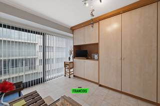 Deze volledig instapklare studio is gelegen in Mariakerke, Oostende. U bent hier enkele luttele stappen verwijderd van het strand en de zeedijk. Het pand vormt dan ook een perfecte uitvalsbasis aan de Belgische Kust! <br /><br />De ruime studio heeft een slaap-, eet- en leefhoek, alsook een functionele keuken. <br /><br />Het pand is daarenboven helemaal up to date met de moderne technieken; EPC label A, conforme elektrische keuring en een blanco asbestattest.<br /><br />Dankzij deze handige indeling en grootte is het zowel geschikt als tweede verblijf of als investering.<br /><br />Aarzel niet en neem contact op voor meer info of een afspraak! <br /><br />