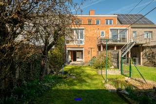 Bel-etage met ruimte op elke verdieping in Emblem (Ranst)Het leven in deze bel-etagewoning speelt zich af waar het hoort: op de eerste verdieping...