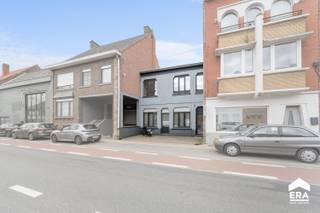 <p><strong>Instapklare woning met veel lichtinval in Menen.</strong></p><p>Deze volledig gerenoveerde woning (2013) combineert ruimte, comfort en een vlotte bereikbaarheid. Dankzij de grote raampartijen geniet je overal van een aangename lichtinval.</p><p><strong>Indeling:</strong></p><ul><li><strong>Gelijkvloers:</strong> inkom, apart toilet, ruime living met open keuken en directe doorgang naar de tuin</li><li><strong>1ste verdiep:</strong> 3 slaapkamers en badkamer</li><li><strong>Extra:</strong> droge kelder</li></ul><p><strong>Troeven:</strong></p><ul><li>Elektriciteit 100% conform</li><li>ERA Comfort Garantie inbegrepen</li><li>Droge kelder</li><li>Vlotte verbinding met de autostrade</li><li>Tuin toegankelijk vanuit de leefruimte</li><li>Volledig gerenoveerd in 2013</li></ul><p>Ben je op zoek naar een instapklare gezinswoning met alle comfort en een uitstekende ligging? Dan is dit huis in Menen precies wat je zoekt!</p>