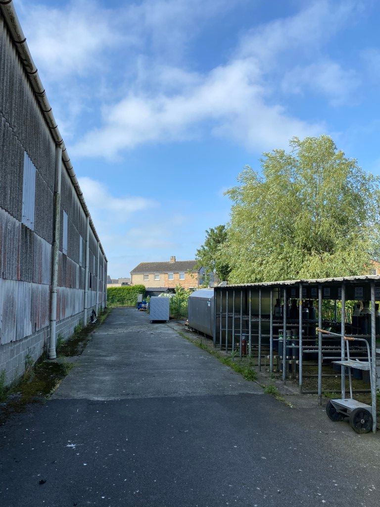 1.000 m² magazijnruimte met 1.800 m² buitenruimte te huur in Zedelgem - foto 4