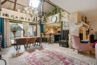 In de groene en gegeerde buurt Steijnhoeven bevindt zich deze villa op een achterliggend perceel van 3.905m². Achter een automatische toegangspoort...