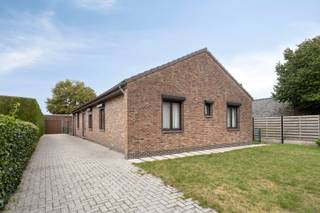 In de doodlopende straat Berkemei te Pulle vinden we deze charmante gezinswoning terug. Dankzij deze ligging kan men genieten van een rustige omgeving met toch een vlotte bereikbaarheid. Er zijn tal van voorzieningen in de nabije omgeving terug te vinden met bijkomend een goede verbinding met de omliggende gemeenten.<br /><br />Beschrijving:<br />Deze gelijkvloerse woning betreden we via de inkomhal met vestiaire om vervolgens terecht te komen in een ruime, lichtrijke leefruimte. De leefruimte is op haar beurt ingedeeld met een gezellige zithoek en eetkamer. Vervolgens is er aanpalend een keuken met ontbijthoek voorzien. Verder beschikt de gelijkvloerse verdieping over maar liefst 4 volwaardige slaapkamers en een badkamer met ligbad, douche, toilet en wastafel. Tot slot wordt deze woonst vervolledigt met een gastentoilet, een wasplaats en een badkamer met ligbad, douche, wastafel en toilet.<br /><br />Buiten zorgt het perceel van 629 m2 nog voor de mogelijkheid om te genieten van een rustige buitenruimte met een aangenaam terras. De goed onderhouden tuin is bovendien volledig omheind. <br /><br />Een vrijstaande garage met naastgelegen tuinberging biedt nog de nodige opslagruimte . Aan bergruimte is er verder zeker geen gebrek doordat de zolder over de volledige woning doorloopt en bereikbaar is via een valtrap.<br /><br />Extra:<br />- EPC: Indien 145 m³ van de 403 m³ wordt verwarmd met een A+ warmtepomp, dan zakt de score naar 298 = dat is een C label ipv het huidige E-label. Hierdoor is de renovatieverplichting mits een beperkte ingreep en beperkte investering opgelost.<br />- 4 slaapkamers<br />- Gelegen in een doodlopende straat<br />- Renovatieverplichting voor residentiële gebouwen is van toepassing. Meer info: https://energiesparen.be/renovatieverplichting.<br /><br />Voor meer informatie of een bezoek, neem contact met ons op via info@vastengoed.be of bel naar 014/72 73 74.<br /><br />Wenst u een gratis schatting van uw eigendom? Neem contact met ons op via 014/72 73 74.