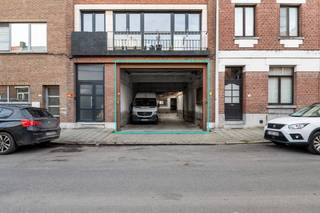 Zéér gunstig gelegen magazijn, bestaande uit : Gelijkvloers : Magazijnruimte ca. 1.015m² geschikt als opslag, voor productie of autostaanplaatsen...