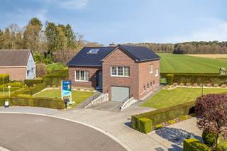 BENEDENVERDIEPING<br />- Inkomhal: met trap naar de kelder en trap naar de 1e verdieping.<br />- Keuken: standaard ingericht met inbouwkastjes,aanrecht,dubbele spoelbak, Bosch vaatwasmachine en elektrische kookplaat met oven, inbouwkoelkast en dampkap. Deels betegeld.<br />- Living: met sierhaard. Biedt mooi uitzicht op zowel de voorzijde,zijkant als de achterzijde.<br />- Achterinkomhal: met aparte, praktische berging.<br />- Aparte berging: met inbouwkasten.<br />- Badkamer: goed onderhouden en standaard ingericht met badkamermeubel met dubbele wastafel,1 ligbad, bidet,aparte (recente) douchecel met multi-sproeisystheem. Volledig betegeld. <br />- Aparte WC 1:volledig betegeld.<br />- Diversen: Voorzien van centrale verwarming op aardgas en elektrische rolluiken. Overal vernieuwde (keramische) tegelvloer.<br /><br />1E VERDIEPING: <br />- Slaapkamer 1: gelegen aan de voorzijde. Op degelijke novilonvloer.<br />- Slaapkamer 2: gelegen aan de rechter zijgevel; Op degelijke novilonvloer.<br />- Diversen: Voorzien van centrale verwarming op aardgas en elektrische rolluiken.<br /><br />2DE VERDIEPING:<br />- Slaapkamer 3 : op vernieuwde laminaatvloer. Met dakraam.<br />- Aparte dressing<br />- Zolder: perfect omvormbaar tot handige berging met extra kastruimte.<br />- Diversen: Voorzien van centrale verwarming op aardgas en elektrische rolluiken.<br /><br />KELDER:<br />- Inpandige garage: vlot bereikbaar via beklinkerde oprit en (vernieuwde) elektrische kantelpoort. Op tegelvloer. Voorzien van vernieuwde aluminium ramen. <br />Perfect omvormbaar tot extra slaapkamer of praktijkruimte.<br />- Wasplaats: ingericht met 1 wastafel en aansluitingen voor wasmachine.<br />- Aparte WC 2<br />- Kelderkamer/ Technische ruimte: Nette,droge kamer op tegelvloer.<br />Ingericht met vernieuwde verwarmingsketel op aardgas en voorzien van regenwaterpomp.<br />- Kruipkelder<br /><br />TUIN: <br />- 1 parkeerplaats: gelegen aan de voorzijde van het perceel. Uitbreidbaar tot meedere parkeerplaatsen.<br />- Afwerking: aangeplant met struikgewas en omheind met hagen en tuinpoortje aan de voorzijde<br />- Tuinhuis 1: Gezellige zithoek met mooie zoninval.<br />- Tuinhuis 2: Ruime berging voor fietsen en tuinmateriaal.