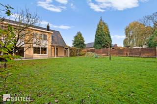 Ontdek deze charmante halfopen bebouwing op een royaal perceel in een rustige, kindvriendelijke buurt te Sinaai. Deze woning biedt alle troeven...