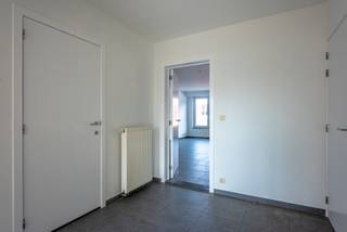 Bent u op zoek naar een ruim en lichtrijk appartement op een centrale locatie in Kapellen? Dit aangename appartement op de bovenste verdieping beschikt over twee ruime slaapkamers, een terras en een bijzonder ruime leefruimte.

Via de inkomhal betreden we het appartement. De ruime leef- en eetkamer geniet dankzij de grote raampartijen van veel natuurlijk licht. De open indeling biedt meer dan voldoende plaats voor zowel een gezellige zithoek als een ruime eettafel.

Aansluitend bevindt zich de geïnstalleerde keuken, voorzien van onder meer een kookplaat, dampkap, oven en vaatwasser.

Vanuit de leefruimte heeft u toegang tot het terras, een aangename buitenruimte met een open zicht over de omgeving.

Verder beschikt het appartement over twee ruime slaapkamers. De badkamer is ingericht met een ligbad met douchevoorziening, lavabomeubel en toilet. Daarnaast is hier ruimte voorzien voor het plaatsen van een wasmachine en droogkast.

Dankzij de ligging op de bovenste verdieping, de grote raampartijen en de open indeling geniet het appartement van een aangenaam gevoel van ruimte en veel natuurlijke lichtinval.

Het appartement bevindt zich centraal in Kapellen, op korte afstand van winkels, openbaar vervoer en het centrum. Een ideale woonst voor wie op zoek is naar ruimte, licht en een centrale ligging.

De gemeenschappelijke kosten bedragen € 50 per maand en omvatten een provisie voor het individuele waterverbruik en de elektriciteit van de gemeenschappelijke delen.

Voor meer informatie of het inplannen van een bezichtiging kunt u ons contacteren via info@vastgoed03.be