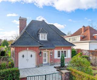 eze charmante villa bevindt zich nabij de prestigieuze HOOGVORST wijk, op de grens Wezembeek-Oppem – Tervuren. Gelegen op een groot perceel van...