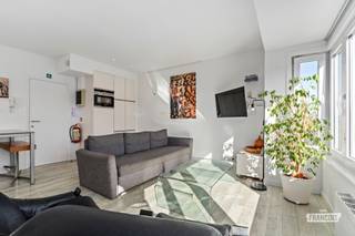 Dit ruim penthouse appartement bevindt zich in een verkeersluwe straat in de Belle Epoquewijk te Oostende. Op wandelafstand heeft u parken, het strand alsook het centrum. Daarenboven zijn er talrijke buurtwinkels in de omgeving. In de straat zelf kunt u gratis parkeren. <br /><br />Het appartement is volledig instapklaar en biedt heel wat troeven. Ten eerste betreft het een kleinschalig gebouw (1 appartement per verdieping) met een goede sfeer onder de mede-eigenaren. <br /><br />Binnen in het appartement is er tevens heel wat fraais te vermelden. De leefruimte is aangenaam lichtrijk en biedt plaats aan een eet-en leefgedeelte alsook een open keuken. <br /><br />Achter in het appartement zijn er twee volwaardige slaapkamers beschikbaar. In de slaapkamers zijn er elektrische rolluiken aanwezig. Tevens beschikt u over twee badkamers, de ene uitgerust met een ligbad en de andere met een grote inloopdouche. <br /><br />Tot slot is er nog een handige ruimte om een wasmachine te plaatsen. <br /><br />Op het gelijkvloerse is er nog een privatieve berging beschikbaar.<br /><br />Dankzij de ligging is het pand uitermate geschikt voor allerhande doeleinden, gaan van permanente bewoning tot tweede verblijf. Het pand beschikt daarenboven over een geldig logiesnummer waardoor het ook als investering interessant is. <br /><br />Aarzel dan ook niet om contact op te nemen voor meer info of een afspraak! <br /><br />
