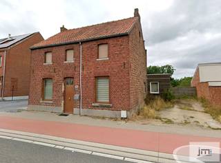 Deze gerenoveerde woning bevindt zich aan de verbindingsweg tussen Wellen en Kortessem. Met grote leefruimtes, twee slaapkamers op de verdieping en een mogelijke derde slaapkamer op het gelijkvloers is dit een ideale starterswoning.<br /><br />Via de inkomhal komen we in de zeer ruime eetkamer die mooi aansluit naar de open keuken. In de keuken vinden we volgende toestellen: Oven, kookplaat met dampkap, vaarwasser en ingebouwde koelkast. De zithoek geeft via het grote schuifraam zicht op het terras en de tuin. Verder vinden we op het gelijkvloers nog een berging, wasplaats en een badkamer met ligbad, dubbele lavabo met meubel en spiegel en een inloopdouche. Ten slotte komen we in een kamer die momenteel met inbouwkasten dienst doet als dressing, maar perfect kan omgevormd worden tot derde slaapkamer of bureel.<br />Op de verdieping komen we via de overloop in 2 ruime slaapkamers, waarvan ook één voorzien is van inbouwkasten.<br /><br />In de tuin bevindt zich naast de tuinberging nog een dubbele garage.<br /><br /><span><em>*De vermelde bewoonbare oppervlakte is indicatief en overgenomen uit het EPC verslag. JM Vastgoed kan niet verantwoordelijk gesteld worden voor de juistheid van de verstrekte gegevens.</em></span>