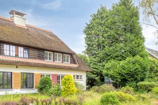 Droomt u van wonen in een karaktervolle cottagewoning met een warme, landelijke uitstraling? Dan is deze charmante halfopen bebouwing precies wat u zoekt.<br />Bij het betreden van de woning komt u terecht in een gezellige inkomhal die toegang biedt tot de lichtrijke leefruimte. Hier is eveneens een gastentoilet voorzien. De sfeervolle woonkamer vormt het hart van de woning en sluit naadloos aan op de uitbouw/veranda met uitzicht op de tuin en de te renoveren keuken. Hier is de toegang tot de kelder.<br />Op de verdieping bevinden zich drie slaapkamers en een te renoveren badkamer. Dankzij de praktische indeling is deze woning ideaal voor gezinnen, koppels of thuiswerkers.<br />Buiten geniet u van een aangename tuin met park allures waar rust en privacy centraal staan. Het zonnige terras vormt de perfecte plek om te ontspannen of gasten te ontvangen. Verder beschikt de woning over een apart garagegebouw met zoldering en extra parkeermogelijkheden.<br />Het karaktervolle rieten dak en de landelijke architectuur zorgen voor een unieke uitstraling die perfect aansluit bij de populaire cottage-stijl. Dergelijke woningen worden gewaardeerd om hun authentieke charme, warme sfeer en tijdloze karakter.
