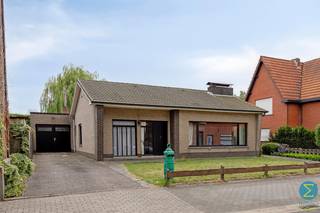 Deze woning bevindt zich op wandelafstand van het centrum en voorziet alle woonvertrekken op de begane grond.<br /><br />De inkomhal leidt naar de L-vormige woonkamer, dewelke op haar beurt via een schuifraam aansluiting geeft tot de ruime veranda, alsook tot de aangrenzende keuken.<br />Verder bereikt men de nachthal die toegang verschaft tot drie slaapkamers, een apart toilet en de vernieuwde badkamer met inloopdouche. Via een luik in de nachthal heeft men tevens toegang tot de bergzolder.<br /><br />De gekoppelde garage van 45m² is eveneens via een zijingang aan de tuinzijde toegankelijk en tenslotte treffen we achteraan nog een aparte berging en de open omheinde tuin.<br /><br />Specificaties:<br />- Goede locatie, nabij het centrum<br />- Ruime veranda<br />- Schrijnwerk: hout met dubbele beglazing<br />- EPC: F-label - 949 kWh / (m² jaar)