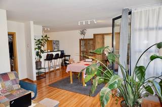 RUIM 2-SLAAPKAMERAPPARTEMENT MET TERRAS EN AUTOSTAANPLAATS IN KESSEL-LO<br />Ruim en aangenaam appartement van ca. 90 m², rustig gelegen aan de Edelzangerslaan 50 bus 22 in Kessel-Lo, op slechts 5 minuten van het centrum van Leuven. Het appartement beschikt over 2 slaapkamers, een terras en een overdekte autostaanplaats achter het gebouw.<br />De ligging is bijzonder praktisch: het centrum van Leuven is vlakbij, net als de oprit van de E314. Het Provinciedomein van Kessel-Lo bevindt zich op wandelafstand en tegenover het gebouw ligt een leuk speelplein.<br />Indeling: inkomhal, ruime en lichtrijke leefruimte met toegang tot het terras, open volledig ingerichte keuken voorzien van koelkast, keramische kookplaat, dubbele spoelbak, oven en dampkap. Aansluitend bevindt zich een praktische berging met aansluitingen voor wasmachine en droogkast.<br />Verder beschikt het appartement over 2 slaapkamers, een apart toilet en een badkamer met wastafel en ligbad met douche.<br />Achter het gebouw bevindt zich een overdekte autostaanplaats, inbegrepen in de huurprijs.<br />Huurprijs: € 1.095/maand<br />Provisie gemeenschappelijke kosten: € 100/maand, inclusief water<br />Interesse? Neem contact op met Immo-M via Info@immo-m.be of 0468 22 53 22 voor meer informatie of een bezoek.