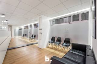 Op zoek naar een moderne en ruime kantoorruimte op een toplocatie?<br />Deze instapklare kantoorruimte van 375 m², verdeeld over twee verdiepingen (gelijkvloers en 1ste verdieping), biedt alle nodige voorzieningen voor een efficiënte en aangename werkomgeving.<br /><br />Troeven van dit kantoor:<br />✔ Grote raampartijen – veel natuurlijk licht en een open, aangename sfeer<br />✔ Diverse aparte bureaus – flexibel in te delen werkruimtes<br />✔ Vergaderzaal – ideaal voor professionele meetings<br />✔ Keuken – praktisch ingericht voor comfort tijdens de werkdag<br />✔ Ingebouwde kasten – veel opbergruimte zonder ruimteverlies<br />✔ Meerdere toiletten – voor extra gebruiksgemak<br />✔ Centrale verwarming op gas &amp; airco – aangenaam binnenklimaat in alle seizoenen<br />✔ Gunstig EPC (B) – energiezuinig en kostenbesparend<br />✔ Uitstekende ligging – vlot bereikbaar en commercieel interessant<br /><br />Dankzij de grote raampartijen geniet deze kantoorruimte van een moderne uitstraling en veel lichtinval, wat bijdraagt aan een productieve en aangename werksfeer.<br /><br />📍 Gelegen in het centrum van Roeselare, ideaal voor klanten en medewerkers.<br /><br />🔎 Interesse? Contacteer ons vandaag nog voor meer info of een bezichtiging!<br /><br />Huurprijs bedraagt 2.500,00 euro/maand + 150,00 euro/maand (3 autostaanplaatsen) + syndicuskosten.