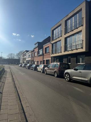 PRACHTIG uitzicht op het Hof Van Roosendael park!!  Dit zeer lichtrijk appartement bevindt zich in een klein gebouw met 5 appartementen nabij winkels, openbaar vervoer, invalswegen, .. ! Alle meters van gas, elek en water zijn afzonderlijk. LAGE gemeenschappelijke kosten.  Indeling; inkomhal met afzonderlijke toilet (met handenwasser), ruime woon-en eetkamer met veel lichtinval, geïnstalleerde keuken, twee slaapkamers waarvan beide toegang tot een zeer ruim terras, afzonderlijke berging voor was- en droogmachine, badkamer met bad/douche combinatie en dubbele spoeltafel. Het appartement is verhuurd aan een TOP huurder! Elektriciteit conform! Voor meer informatie of vrijblijvend plaatsbezoek 0488/60.05.07