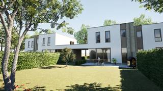 <p><span>Residentie Udenchoven is een moderne, kleinschalige woonontwikkeling in het groene Maasmechelen. Het project telt vier ééngezinswoningen in half-open bebouwing die eigentijds wonen mogelijk maken..</span></p><p><span> </span></p><p><span>Binnen vindt u een open indeling met living, eetruimte en keuken in één vloeiend geheel. . Grote ramen geven toegang tot een aangename buitenruimte en zorgen voor een ideale verbinding tussen binnen en buiten, zodat u volop van de buitenlucht kunt genieten tijdens zonnige dagen en zwoele avonden.Op het verdiep zijn er 3 slaapkamers,de badkamer en het toilet.</span></p><p><span> </span></p><p><span>Buitenruimte en parkeren worden zorgvuldig geïntegreerd in het ontwerp. Elke woning beschikt over een eigen, onderhoudsvriendelijke tuin en een aangenaam terras, perfect voor buiten dineren, spelende kinderen of ontspanning in de tuin.</span></p><p><span> </span></p><p><span>De woningen kenmerken zich door een hoogwaardig afwerkingsniveau met robuuste en duurzame materialen. Goede isolatie, moderne raamtypes en energiezuinige installaties dragen bij aan comfort en lage gebruikskosten, zonder in te leveren op stijl en uitstraling.</span></p><p><span> </span></p><p><span>U kan zelf nog kiezen hoe u de woning wil afwerken. Hiervoor zijn budgetten voorzien in het lastenboek.</span></p><p><span> </span></p><p><span>Gelegen in Maasmechelen biedt Residentie Udenchoven een rustige, groene woonomgeving met gemakkelijke verbindingen naar lokale voorzieningen. Een uitnodigende plek voor wie zoekt naar privacy, comfort en een moderne, tijdloze inrichting.</span></p><p><span> </span></p><p><span>De opleveringsdatum is nog in planning en nader te bepalen. Voor meer informatie of een vrijblijvende rondleiding neemt u gerust contact op via <span>Fabian@jemar.be</span></span><span> of op het nummer 0484/35.67.65.</span></p><p><span> </span></p>