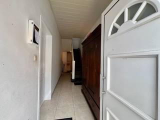 <p>Op zoek naar een ruime gezinswoning mét extra mogelijkheden voor een zelfstandige activiteit, praktijkruimte of atelier? Deze veelzijdige woning aan de stadsrand van Aalst combineert authentieke charme, royale woonoppervlakte en een uitzonderlijke multifunctionele werkruimte. Achter de woning bevindt zich een <strong>ruime afzonderlijke werkruimte van 74 m²</strong>, momenteel ingericht als yogazaal, met <strong>eigen ingang</strong> en voorzien van <strong>2 toiletten</strong>. Dankzij de flexibele indeling biedt deze ruimte tal van mogelijkheden als praktijkruimte, kantoor, groepsruimte of zelfstandige activiteit. Bovendien zijn er <strong>twee doorgangen tussen woning en werkruimte</strong>, waardoor wonen en werken perfect gecombineerd kunnen worden. Zowel de woning als de werkruimte beschikken over een <strong>eigen verwarmingsketel</strong>.</p>
<p><strong>Gelijkvloers</strong><br />Bij het binnenkomen word je verwelkomd in een <strong>ruime leefruimte</strong>, aangevuld met een extra woonkamer en praktische bijkeuken. Vanuit deze ruimte heb je directe toegang tot de <strong>gezellige binnenkoer met zonneterras</strong>, een heerlijke plek om in alle rust te genieten. Authentieke charme blijft behouden dankzij prachtige elementen zoals de <strong>hoge houten lambriseringen</strong>, die de woning extra karakter geven.</p>
<p><strong>Eerste verdieping</strong><br />Via de trap – <strong>voorzien van traplift</strong> – bereik je de eerste verdieping. Hier vind je een <strong>ruime keuken met eetkamer en extra zithoek</strong>, ideaal als gezellige leefverdieping. Verder bevinden zich hier een <strong>slaapkamer</strong>, een <strong>badkamer met lavabo, douche en toilet</strong>, én wasruimte.</p>
<p><strong>Tweede verdieping</strong><br />De vaste trap brengt je naar de tweede verdieping met <strong>drie volwaardige slaapkamers</strong> en een <strong>ruime badkamer</strong>, uitgerust met lavabo, ligbad en toilet. Extra troef: via een buitentrap bereik je een <strong>gezellig dakterrasje</strong>, perfect voor een rustig koffiemoment of een zonnige namiddag.</p>
<p><strong>Extra troeven</strong></p>
<p>✔ Grote polyvalente werkruimte van <strong>74 m²</strong> met aparte ingang<br />✔ Ideaal voor <strong>zelfstandigen, praktijk, atelier of hobbyruimte<br /></strong>✔ 2 leefruimtes en extra zithoek<br />✔ <strong>4 slaapkamers</strong> en 2 badkamers<br />✔ Authentieke elementen met karaktervolle uitstraling<br />✔ <strong>Zonnige binnenkoer met terras</strong><br />✔ <strong>Droge bergkelder</strong> aanwezig<br />✔ <strong>Traplift</strong> voorzien<br />✔ Vlotte parkeermogelijkheden in de straat<br />✔ Topligging: <strong>vlakbij centrum Aalst</strong>, scholen, winkels en openbaar vervoer</p>
<p>Deze eigendom is een absolute aanrader voor een <strong>grote familie</strong> die op zoek is naar ruimte, maar evengoed voor een <strong>zelfstandige ondernemer</strong> die wonen en werken harmonieus wil combineren op één locatie.</p>
<p><strong>Ontdek zelf de vele mogelijkheden van deze unieke eigendom!</strong></p>