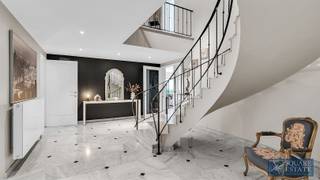 <p><span>Square Estate stelt u deze prachtige villa voor, ideaal gelegen in de zeer gegeerde Bouchoutwijk in Wemmel, in een rustige en groene residentiële omgeving. Deze karaktervolle woning bevindt zich op een schitterend, zuidwestelijk georiënteerd perceel met een prachtig aangelegde tuin en zal liefhebbers van ruimte, comfort en rust zeker weten te bekoren.</span></p><p><span>Bij het betreden van de woning ontdekt u een elegante inkomhal met vestiaire en een prachtige trap in natuursteen. Vervolgens komt u terecht in een ruime woonkamer met open haard en houten parketvloer, evenals een eetkamer en een tweede leefruimte die rechtstreeks toegang biedt tot het terras en de tuin. De volledig uitgeruste keuken beschikt over talrijke opbergmogelijkheden en een gezellige eethoek. Een bureau met uitzicht op de tuin vervolledigt het gelijkvloers.</span></p><p><span>Op de verdieping beschikt de villa over vier mooie slaapkamers, waaronder een ruime master bedroom met ingebouwde kasten, evenals een badkamer uitgerust met een ligbad, een aparte douche en een dubbele wastafel. Een tweede douchekamer vervolledigt het slaapgedeelte. Verschillende zolderruimtes bieden bovendien tal van mogelijkheden voor opslag of verdere inrichting volgens uw wensen. De kelderverdieping omvat meerdere kelders, een stookruimte en diverse multifunctionele ruimtes.</span></p><p><span>Buiten zult u onmiddellijk gecharmeerd zijn door de prachtige, groene tuin die bijzonder veel privacy en een aangename leefomgeving biedt. Het ruime, zuidwestelijk georiënteerde terras vormt de ideale plek om van zonnige dagen te genieten en familie en vrienden te ontvangen. De woning beschikt eveneens over een ruime garage voor twee wagens en bijkomende parkeermogelijkheden buiten.</span></p><p><span>Deze villa werd gebouwd in 1965 en onderging doorheen de jaren verschillende renovaties. De woning is onder meer voorzien van dubbele beglazing en een alarmsysteem. Het EPC heeft energielabel D en de elektrische installatie is momenteel niet conform.</span></p><p><span>Ook de ligging vormt een belangrijke troef: in de nabijheid van winkels, scholen en openbaar vervoer, met een vlotte verbinding naar de Brusselse Ring en de belangrijkste invalswegen.</span></p><p><span>Voor meer informatie of om een bezoek in te plannen, kunt u ons contacteren op 02/460.42.01 of via <span>ca@square-estate.be</span></span><span> </span></p>