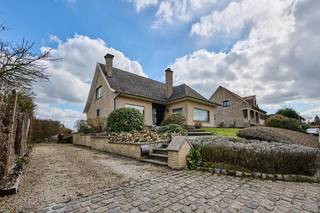 In Oetingen, omgeven door weide en velden, kan u deze statige villa terugvinden op een terrein van meer dan 17are. Deze woning werd traditioneel...