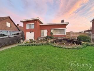 Verzorgde woning met zonnige tuin, gelegen in een aangename woonwijk. De inkomhal is voorzien van een vestiaire en een gastentoilet. De ruime leef-...