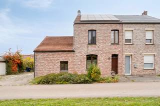 Située au calme en bordure de la forêt de Vorsendonk, à proximité de la gare, des écoles et des commerces, cette maison familiale mitoyenne offre...
