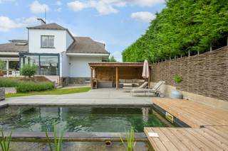 In a strategic location in Ninove, along a major connecting road, is this timeless villa that perfectly responds to the combination of living &amp; working. The property features an office space located in front &amp; additional shed area at the back of the plot, accessible by trucks and professional equipment. Ideal for those wishing to pursue a liberal profession or self-employment.<br /><br />This villa to refresh is cosy and bright, built with quality materials. It has a fully equipped kitchen and large dining area ideal for family gatherings or receiving guests. Upstairs, there are no fewer than 6 bedrooms, a spacious landing and partly renovated bathroom. Moreover, the villa has a full basement, providing additional storage or work space.<br /><br />The outdoor space &amp; shed are a real added value. The neat garden has been landscaped and equipped with all the necessary comforts, starting with a terrace on the level of the house that turns into lawn (lower level) with a swimming pond and a pool house. At the back of the plot another leisure area and storage shed (partly covered &amp; closed).<br /><br />This property combines living and working in a practical way, where both functions can be kept perfectly separate. Ideal for those looking for a property that offers possibilities, space and functionality.<br /><br />For more info/visit: Contact Roxanne – 09 232 21 50- email roxanne@cornelis-partners.be