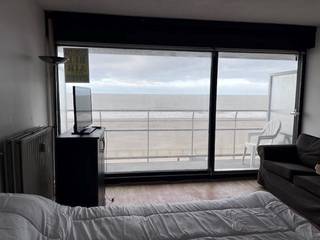 Deze gemeubelde studio bestaat uit woonkamer met terras, badkamer met ligbad en toilet.Maandelijkse huurprijs: 675 EUR + 50 EUR provisie kosten + 120...