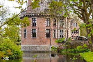 Deze woning van 219 m² is op het gelijkvloers verdiep ingedeeld als volgt: een inkomhal met gastentoilet en plaats voor een vestiairekast,...