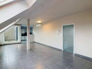 Dans le Diksmuidseweg à Boezinge, nous trouvons cet appartement lumineux et économe en énergie. Dans le village même, vous trouverez une friterie, des cafés et un Spar. Ypres est à environ 7 km. Vous pouvez toujours vous garer dans la rue, juste en face de la maison. L'appartement lui-même est situé au deuxième étage, au dernier étage, et est accessible par ascenseur.<br /><br />Disposition :<br /><br />* Étage +2 :<br />- hall d'entrée<br />- toilettes séparées<br />- espace de vie lumineux avec climatisation<br />- cuisine semi-ouverte équipée d'un évier double, d'un lave-vaisselle, d'une plaque vitrocéramique avec hotte, d'un réfrigérateur et d'un four<br />- salle de rangement/buanderie attenante<br />- une terrasse orientée sud-ouest avec vue<br />- 2 chambres spacieuses<br />- salle de bain moderne avec douche à l'italienne, baignoire, toilettes et double vasque dans le mobilier<br /><br />=> Étiquette EPC B<br />=> Disponible immédiatement