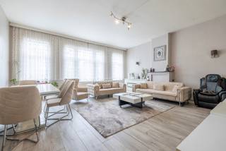 <p>Op zoek naar een karaktervol pand met tal van mogelijkheden? Deze statige woning, gelegen vlakbij het bruisende hart van Gent, combineert werken en wonen. Momenteel in gebruik als kantoorruimte, biedt deze eigendom een uitstekende investering voor zowel ondernemers als gezinnen die op zoek zijn naar een royale woonst.</p>
<p><u>Kenmerken van het pand:<br /></u>✔ Handelsruimte van 57m² met 2 toiletten<br />✔ 5 ruime slaapkamers, perfect voor gezinnen of om te herbestemmen<br />✔ Momenteel verhuurd als kantoorruimtes – interessante opbrengsteigendom</p>
<p>✔ Uitstekende ligging, op wandelafstand van het centrum, met vlotte verbindingen<br />✔ Asbestveilig</p>
<p>✔ EPC: C</p>
<p></p>
<p>Of u nu een stijlvolle gezinswoning zoekt, een opbrengsteigendom wenst of een unieke locatie voor uw zaak nodig hebt, dit pand biedt het allemaal!</p>
<p>Interesse? Neem contact op met Nele op 0470/79 66 20 of mail naar nele@cornelis-partners.be voor een bezichtiging en ontdek de vele mogelijkheden.</p>