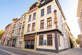 <p>Vous recherchez un bien immobilier de rendement intéressant au cœur d'Anvers ? Cette opportunité d'investissement située au 93 Lange Nieuwstraat allie un emplacement extrêmement central à des revenus locatifs immédiats.</p><p>Le bien se compose de 5 logements, tous actuellement loués, ce qui vous permet, en tant qu’investisseur, de disposer dès le premier jour d’un bien immobilier locatif entièrement loué.</p><p>Situé en plein cœur du centre-ville historique d’Anvers, à quelques pas du Meir, des commerces, des supermarchés, des restaurants, des cafés et de nombreuses autres commodités du centre-ville. La gare centrale, le quartier universitaire et divers lieux culturels se trouvent également à proximité. Grâce à l’excellente desserte par le tram et le bus, l’accessibilité constitue en outre un atout majeur.</p><p>Immeuble de rapport comprenant 5 logements<br />Les 5 logements sont actuellement loués<br />Revenus locatifs immédiats<br />Situation centrale au cœur d’Anvers<br />Tout est accessible à pied<br />Très bien desservi par les transports en commun</p><p>Une opportunité intéressante pour ceux qui recherchent un investissement générant déjà des revenus locatifs dans un emplacement particulièrement central à Anvers.</p><p>Cela vous intéresse ? N’attendez pas qu’il soit trop tard !</p>