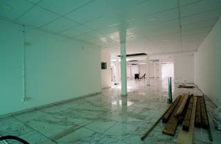 Deze ca 250 m² winkel heeft reeds een vernieuwde vloer en voldoende verlicht plafond. Automatisch rolluik vooraan, cv gas, garage, sanitair, bureel , tuin.<br />Hier je winkel beginnen is meteen goede omzet draaien. Tuin en garage te beschikking