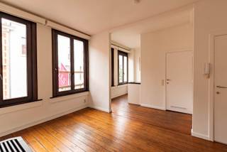 Gezellig appartement in de bruisende Sint-Andrieswijk<br />Dit instapklare appartement op de tweede verdieping is gelegen in de populaire Sint-Andrieswijk, een van de meest charmante en levendige buurten van Antwerpen. De wijk staat bekend om haar gezellige sfeer, talrijke boetieks, restaurants, cafés en culturele hotspots. Bovendien bevinden winkels, scholen, openbaar vervoer en het historische stadscentrum zich op wandelafstand.<br />Het appartement beschikt over een lichtrijke leefruimte met open keuken, waardoor een aangenaam gevoel van ruimte ontstaat. Dankzij de grote raampartijen geniet u hier de hele dag van veel natuurlijk licht. Verder is er een aparte slaapkamer en een badkamer uitgerust met een douche.<br />Het appartement werd recent volledig geschilderd en verkeert in uitstekende staat, zodat u zonder zorgen kunt verhuizen. Daarnaast bedragen de gemeenschappelijke kosten slechts € 25 per maand, wat deze woonst extra aantrekkelijk maakt.