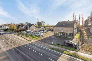 **handelspand met toonzaal/showroom, atelier/loods en bouwgrond**Te Tienen-Hakendover bieden wij u een unieke vastgoedopportuniteit aan namelijk een...