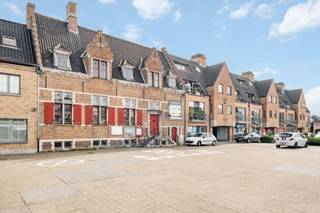 Bent u op zoek naar een uitzonderlijk vastgoedproject? Wij presenteren u het oude gemeentehuis van Veldegem, gelegen aan de charmante Markt 10. Dit prachtige pand, met een royale oppervlakte van 681m², biedt ongekende mogelijkheden voor wie durft te dromen. Historische look met modern potentieel Het gemeentehuis straalt karakter en geschiedenis uit, en wacht op een ambitieuze eigenaar die zijn potentieel ziet. Hoewel het volledig gerenoveerd moet worden, biedt dit u de kans om het geheel naar uw eigen smaak en visie te transformeren. Of u nu droomt van een majestueuze privéwoning, een stijlvolle B&B, het bouwen van appartementen of een innovatief bedrijfsgebouw – de mogelijkheden zijn eindeloos. Met 681m² aan ruimte heeft u de vrijheid om groots te denken. Gelegen in het hart van Veldegem aan de Markt, geniet u van een uitstekende zichtbaarheid en bereikbaarheid. <br />Uw Droom, Uw Ontwerp Dit is niet zomaar een pand; het is een kans om een stukje geschiedenis nieuw leven in te blazen en uw stempel erop te drukken. Stel u voor: hoge plafonds, originele elementen gecombineerd met hedendaags comfort en luxe. <br />Het eigendom wordt verkocht onder de vorm van STARTPRIJS. Elk bod hoger dan deze prijs wordt voorgelegd aan de gemeente die er al dan niet kan op ingaan. Ereloon ten laste van koper. <br />Voor meer informatie bel Nicola op het nummer 0479/43 30 86.