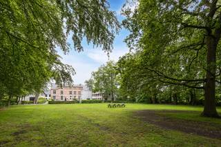Welkom in Residentie St-Agnesdal — ooit een statige pastorie, vandaag een verbluffend en uniek woondomein dat rust, ruimte en...