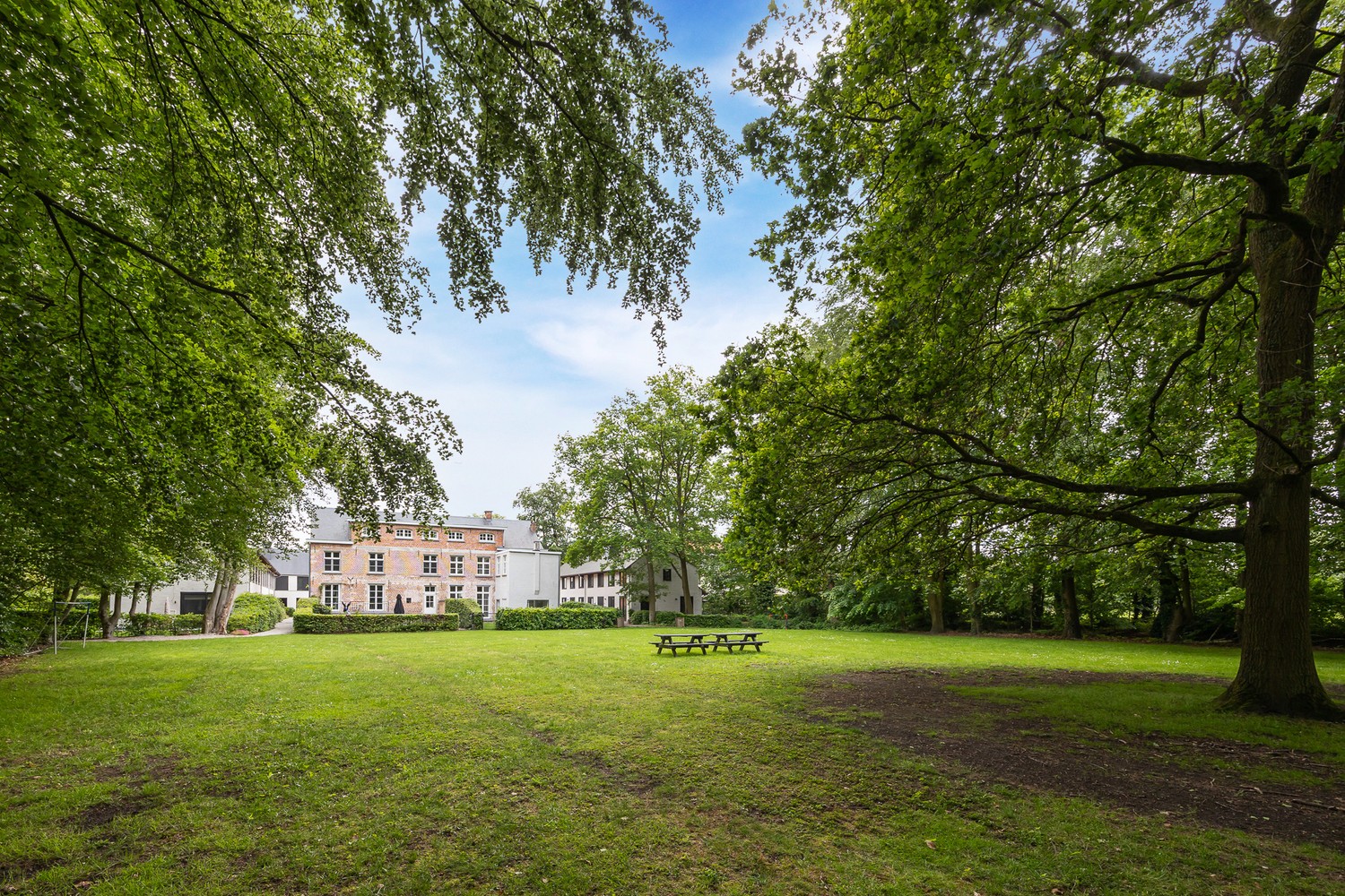 Karaktervolle pastorijwoning in een uniek, privatief woondomein met weelderige parktuin - foto 2