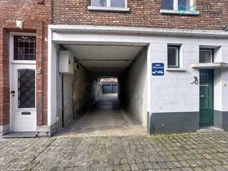 Verzorgde garagebox met elektrische toegangspoort in het centrum van Brugge, vlakbij de Langestraat. <br />Diepte 4.70m<br />Breedte 2.40m<br />Vrije hoogte 2.25m