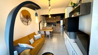 Gelijkvloers bemeubeld appartement.Goed gelegen op enkele stappen van het strand en openbaar vervoer.Living met ingerichte keuken, douchekamer, apart...
