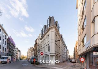 Ontdek deze gerenoveerde studio in het kloppende hart van Oostende, waar stedelijke flair hand in hand gaat met ontspanning aan de kust. Of je nu...