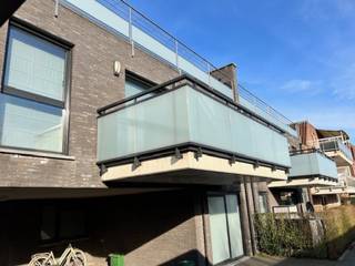 Dit royaal appartement van 131 m² biedt een comfortabele leefruimte. De semi-open keuken is voorzien van een vaatwasser, koelkast en oven. De...