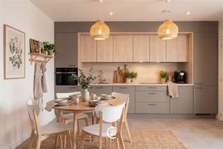 <p>In het centrum van Brakel bevindt zich deze moderne en <strong>bijna-energieneutrale nieuwbouwwoning</strong> (BEN), ideaal voor wie comfortabel en duurzaam wil wonen.</p><p><strong>Extra troef: verkoop onder registratierechten (geen 21% btw).</strong></p><p>U komt binnen via een overdekte inkomhal met praktische bergruimte, waar ook fietsen kunnen worden gestald. De lichtrijke leefruimte met open keuken vormt het hart van de woning en sluit mooi aan op de tuin. De woning is <strong>kwalitatief</strong> afgewerkt en beschikt over een ruime technische berging en een gastentoilet op het gelijkvloers.</p><p>Op de verdieping bevinden zich twee <strong>ruime</strong> slaapkamers en een moderne badkamer met inloopdouche. De zolder, bereikbaar via een vaste trap, kan perfect ingericht worden als extra slaapkamer. In totaal is er mogelijkheid tot vier slaapkamers.<br />Buiten geniet u van een terras en omheinde tuin. Parkeermogelijkheden bevinden zich vlakbij.</p><p>De woning is uitgerust met vloerverwarming, warmtepomp, zonnepanelen en HR++ beglazing, wat zorgt voor een energiezuinige en toekomstgerichte woonervaring.</p><p>Ideaal gelegen, met winkels, scholen en openbaar vervoer op wandelafstand.</p><p>Voor meer info of een bezoek, contacteer ons kantoor.</p>