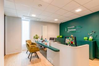 Op zoek naar een interessante vastgoedinvestering met een <strong>aantrekkelijke huuropbrengst</strong>? Deze goed gelegen investeringseigendom in het <strong>centrum van Beveren</strong> omvat een <strong>gelijkvloers handelspand </strong>(thans bankkantoor),<strong> drie ruime appartementen</strong> en <strong>drie privatieve kelderbergingen.</strong><br /><br /><strong>Het handelspand</strong> heeft een oppervlakte van 192 m² en beschikt over een <strong>afzonderlijke ingang</strong>. Het handelspand is verhuurd tot en met 2032, wat zorgt voor een stabiele huurinkomst op lange termijn. Daarnaast is het uitgerust met vernieuwde HR-kunststofbeglazing, verwarming via een warmtepomp en een EPC-label C. <br /><br />De drie appartementen hebben elk een royale oppervlakte van circa <strong>144 m²</strong> en zijn bereikbaar via een gemeenschappelijke inkomhal met lift. Elk appartement beschikt over een ruime inkomhal, gastentoilet, badkamer, <strong>drie slaapkamers,</strong> een woonkamer, een keuken en <strong>twee terrassen</strong>. Bovendien beschikt elk appartement over een privatieve kelderberging.<br /><br />Daarnaast beschikt het pand over een garage die momenteel dienstdoet als locatie voor een bankautomaat.<br /><br />De appartementen worden verwarmd via<strong> condenserende gasketels</strong>. De appartementen op de tweede en derde verdieping zijn momenteel verhuurd, het appartement op de eerste verdieping is beschikbaar voor eigen gebruik of verhuur.<br /><br />De huidige maandelijkse huuropbrengst bedraagt € 4.168,56, afkomstig van het handelspand en de twee verhuurde appartementen. Dankzij het momenteel leegstaande appartement is er bovendien ruimte om de <strong>huuropbrengst</strong> verder te <strong>optimaliseren</strong>.<br /><br />Elke entiteit beschikt over individuele meters voor water, gas en elektriciteit..<br /><br />Dit eigendom combineert een centrale ligging, ruime oppervlaktes en een mix van commerciële en residentiële verhuur. Een interessante opportuniteit voor investeerders die op zoek zijn naar een vastgoedbelegging met bestaande huurinkomsten en bijkomend verhuurpotentieel.<br /><br /><span><em>Handelspand: EPC-label C<br />Eerste verdieping: 247 kWh/m² per jaar<br />Tweede verdieping: 200 kWh/m² per jaar<br />Derde verdieping: 244 kWh/m² per jaar</em></span><br /><br />Hebt u interesse in deze investeringseigendom? Neem contact op met Emily via emily@claves.be. <br />