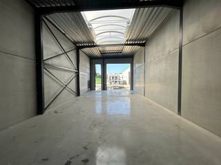 Deze kwalitatieve nieuwbouwunit (Unit 18) is gelegen in de Sarosstraat te Berlare en heeft een oppervlakte van 125,5 m².<br />De unit is geschikt voor diverse toepassingen zoals opslag, magazijn, productie en groothandel.<br /><br />De bedrijfsunit beschikt over een volledige vrije overspanning en is opgebouwd met duurzame materialen zoals een steeldeck dakconstructie, geïsoleerde buitenwanden en betonnen scheidingswanden. Verder is de unit uitgerust met een onderhoudsvriendelijke polierbetonvloer, een lichtstraat met RWA-koepel en een ruime sectionaalpoort van 4 meter breed en 4,5 meter hoog. Daarnaast is er ook een aparte inkomdeur met raampartij voorzien.<br /><br />Op technisch vlak is de unit volledig uitgerust met onder andere drijfkracht 40A, stadswater, internetaansluiting en aansluiting op een regenwater- en septische put. Ledverlichting en enkele stopcontacten worden standaard voorzien. Sanitair is eveneens mogelijk.<br /><br />Extra troeven:
<ul>
<li>2 privatieve parkeerplaatsen inbegrepen</li>
<li>extra parkingzone met laadpalen aanwezig op de site</li>
<li>algemene brandcentrale aanwezig</li>
<li>vlot bereikbaar</li>
<li>Algemene kosten: €40/maand</li>
<li>Beschikbaar vanaf 1 september 2026</li>
</ul>
Ideale bedrijfsunit voor ondernemers die op zoek zijn naar een moderne en functionele ruimte op een strategische locatie.