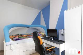 Op zoek naar een instapklare woning, dan ben je bij deze gerenoveerde woning aan het juiste adres!<br />Voorbije jaren werd de woning volledig gerenoveerd:<br />- Nieuwe ramen + vliegenraam + rolluiken (vooraan elektrisch)<br />- Nieuwe voordeur en binnendeuren<br />- Vernieuwde sanitaire voorzieningen <br />- Elektriciteit conform<br />- Traprenovatie met verlichting via sensor<br />- Overal nieuwe vloer (tegels, parket (PVC), laminaat)<br />- Zonnig terras met cederhoud omheind en nieuwe XL tegel<br />- Grote keukenmet Smeg fornuis, vaatwas en afgewerkt met Marokkaanse tegeltjes<br />- Heel ruime leefruimte en zithoek<br />- Eerste verdiep gestripte en vernieuwde badkamer met douche en bad, achterliggen een slaapkamer of een multifunctionele ruimte. Het dak van de badkamer werd vernieuwd en voorzien van veluxen<br />- Verder bevinden zich op verdiep 1+ nog twee slaapkamers.<br />- Het tweede verdiep is voorzien van een master slaapkamer met ingemaakte kasten<br />- 10 zonnepanelen met een thuisbatterij<br />- Geriefelijke kelder<br />+ nog veel meer te ontdekken, een bezoek waard!